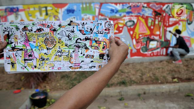 Menata Estetika Ruang Publik, Seniman Membuat Mural di TIM