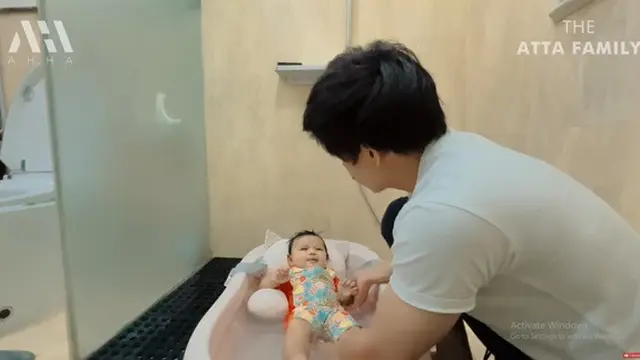 Atta Halilitar memandikan Ameena. (Foto: YouTube/AH)