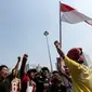 Sejumlah mahasiswa dari berbagai universitas mulai berorasi di depan Istana Merdeka, Jakarta, Rabu (20/5/2015). Massa berunjuk rasa menuntut kesejahteraan rakyat sekaligus memperingati Hari Kebangkitan Nasional. (Liputan6.com/Faizal Fanani) 