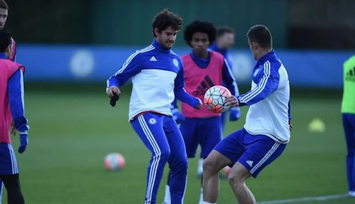 Alexandre Pato berlatih bersama pemain baru Chelsea, Matt Miazga. (Chelseafc.com)