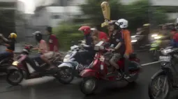 Suporter Persija Jakarta, The Jakmania, konvoi merayakan gelar Piala Presiden dengan melintasi Senayan hingga Monas, Jakarta, Minggu (18/2/2018). Persija meraih juara setelah mengalahkan Bali United. (Bola.com/Asprilla Dwi Adha)
