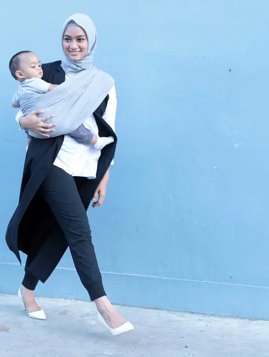 Ayudia dan Dito saling bergantian dalam merawat buah hatinya. Keduanya bahu membahu memberikan yang terbaik bagi buah hatinya, Sekala Bumi. "Aku soalnya ga pernah lama pisah dari Ditto jadi dia bisa bantu aku. Jadi semua berdua," tukas Ayudia. 