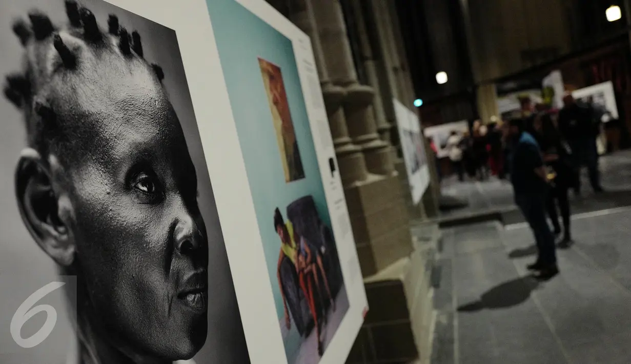 Salah satu karya yang dipajang dalam pameran World Press Photo Festival 2017 di De Nieuwe Kerk, Amsterdam, Belanda, Jumat (21/4). Pameran tersebut menampilkan karya pemenang World Press Photo. (Liputan6.com/Immanuel Antonius)