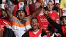 Para suporter Mesir merayakan keberhasilan negaranya lolos ke Piala Dunia 2018 di Stadion Borg El Arab, Alexandria, Senin (8/10/2017). Mesir lolos ke Piala Dunia setelah absen sejak gelaran tahun 1990. (AFP/Tarek Abdel Hamid)