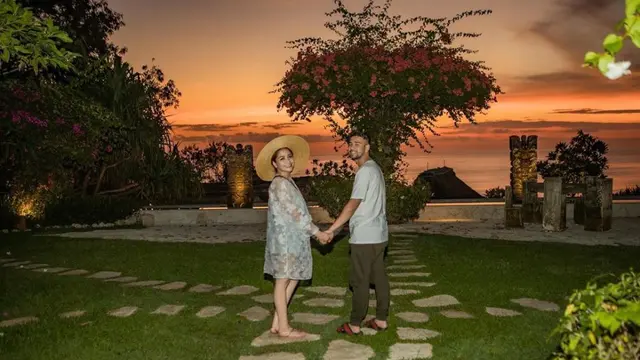 7 Momen Mesra Raffi Ahmad dan Nagita Slavina Liburan di Sumba, Romantis