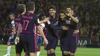 Sejumlah pemain Barcelona merayakan gol Neymar saat pertandingan melawan Granada pada laga lanjutan liga Spanyol di Stadion Nuevo Los Carmenes, Granada, Minggu (2/4/2017). Barcelona pesta gol 4-1 atas Granada.  (EPA/Miguel Angel Molina)