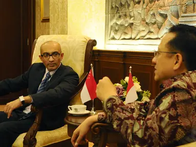 Delegasi kedutaan besar Singapura untuk Indonesia (kiri) menemui Ketua DPD RI Irman Gusman, Jakarta, Jumat (5/12/2014). (Liputan6.com/Andrian M Tunay)