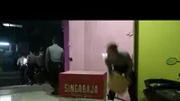 Polisi Gerebek Rumah Janda Kaya, Ribuan Botol Miras Gagal Beredar di Malam Takbiran