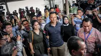 Pasangan Agus Yudhoyono didampingi istrinya, Annisa Pohan dan Sylviana Murni mendatangi Gedung BNN, Jakarta, Minggu (25/9). Agus Yudhoyono-Sylviana Murni menjalani tes narkoba sebagai salah satu syarat maju di Pilkada DKI 2017 (Liputan6.com/Faizal Fanani)