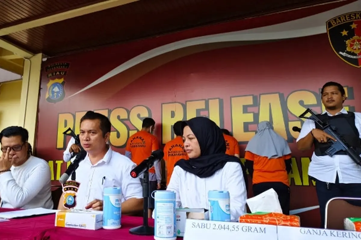 Pengungkapan narkoba jenis sabu yang dimasukkan dalam kaos kaki oleh 2 pria di Bandara Pekanbaru.