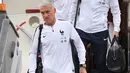 Pelatih timnas Prancis, Didier Deschamps (2bawah) bersama asisten pelatih saat turun dari pesawat di Sheremetyevo international airport, Moskow, Rusia, (10/6/2018). Pada laga perdana Prancis akan melawan Australia. (AFP/Yuri Kadobnov)