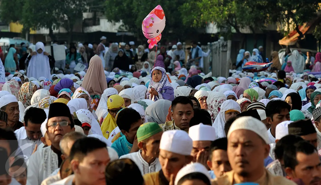Suasana salat Idul Fitri 1436 H di ruas Jalan Jatinegara Barat, Jakarta, Jumat (17/7/2015). Pemerintah melalui Kementerian Agama menetapkan Hari Raya Idul Fitri 1436 H jatuh pada Jumat 17 Juli 2015. (Liputan6.com/Johan Tallo)