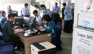 Petugas melayani masyarakat yang ingin melaporkan SPT di Kantor Direktorat Jenderal Pajak di Jakarta, Rabu (11/3/2020). DJP menargetkan pelaporan SPT tahun ini bisa mencapai 15,2 juta atau sekitar 80 persen wajib pajak yang wajib melaporkan pembayaran pajaknya. (Liputan6.com/Angga Yuniar)