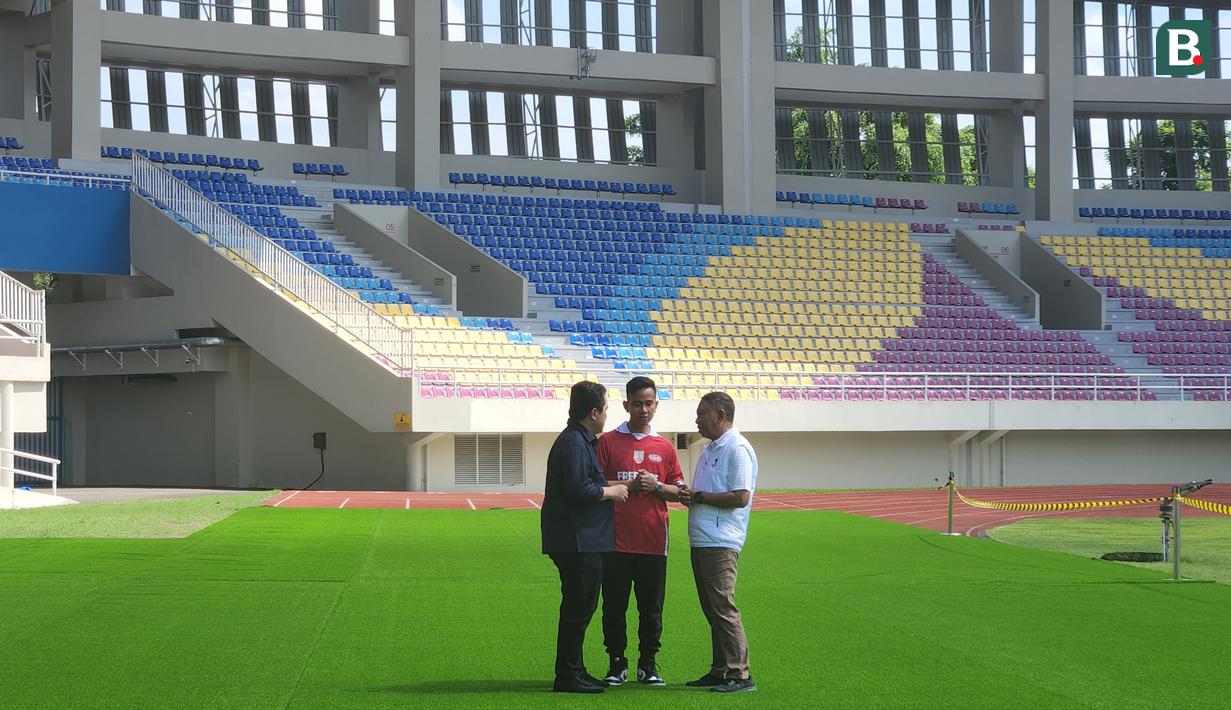 <p>Ketua Umum PSSI, Erick Thohir, Menpora Zainudin Amali, dan Wali Kota Solo, Gibran Rakabuming Raka, saat berdiskusi mengenai progres renovasi Stadion Manahan, Solo, Minggu (12/3/2023). (Bola.com/Radifa Arsa)</p>