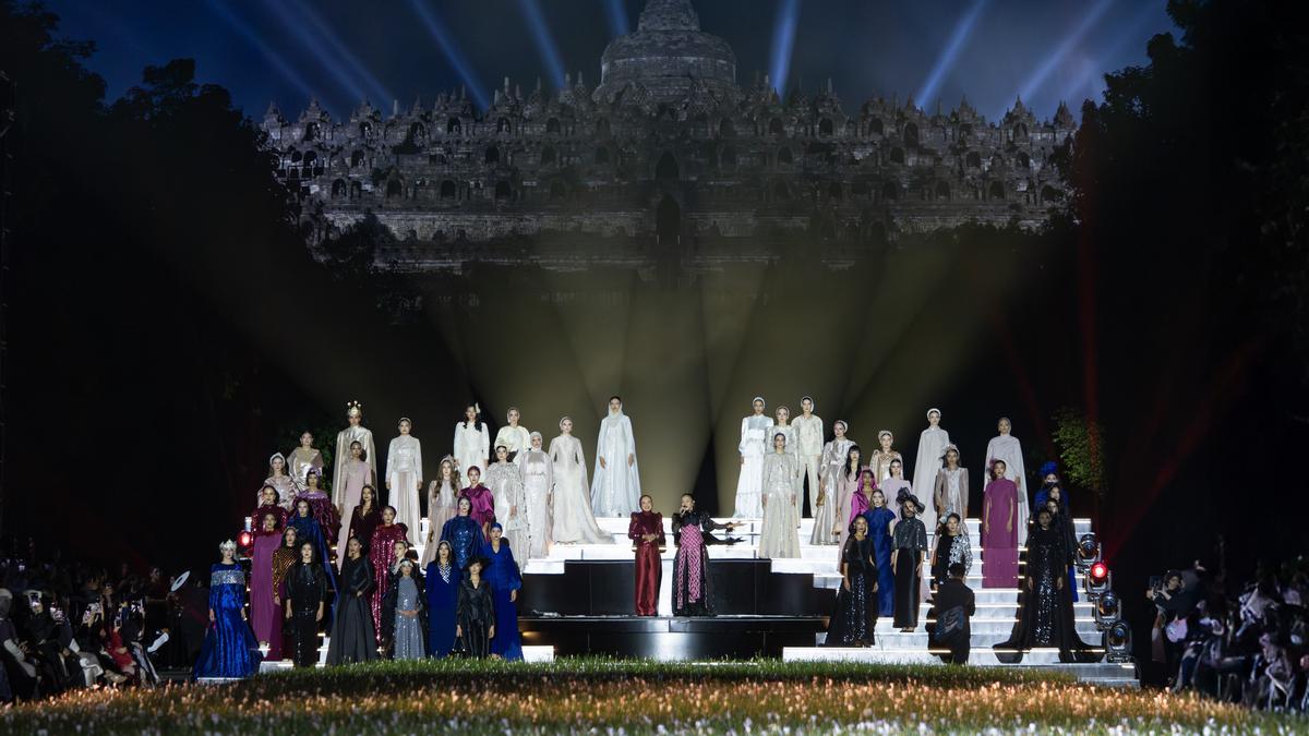 Kala Pelataran Candi Borobudur Disulap Jadi Runway Koleksi Raya Sepanjang 125 Meter