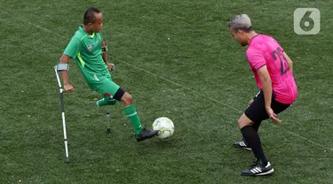 Pemain tim Garuda Indonesian Amputee Football (INAF) saat laga persahabatan dengan tim Selebritis FC di Lapangan C Komplek Gelora Bung Karno, Jakarta, Senin (14/12/2020). Laga ini bagian kampanye duta Piala Dunia U-20 2021 dan mematangkan fisik tim Garuda INAF. (Liputan6.com/Helmi Fithriansyah)