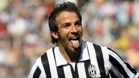 6. Alessandro Del Piero - Ikon dari Juventus ini tidak usai diragukan lagi kesetiannya bersama La Vecchia Signora, bertahan adalah satu-satunya pilihan bagi sang kapten. (Photo by GIUSEPPE CACACE / AFP)