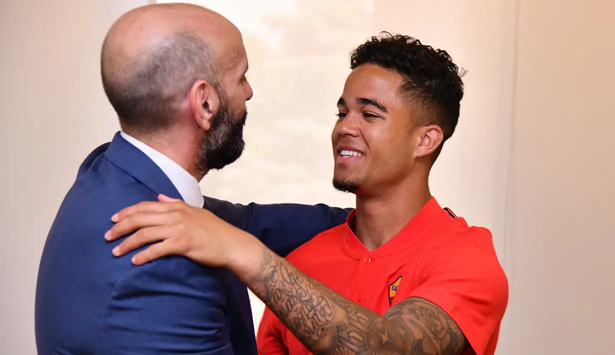 Pemain baru AS Roma, Justin Kluivert, disambut saat akan diperkenalkan ke publik di Trigoria, Roma, Jumat (22/6/2018). Dirinya didatangkan dengan harga 17,25 juta euro dari Ajax Amsterdam. (Laman Resmi AS Roma)