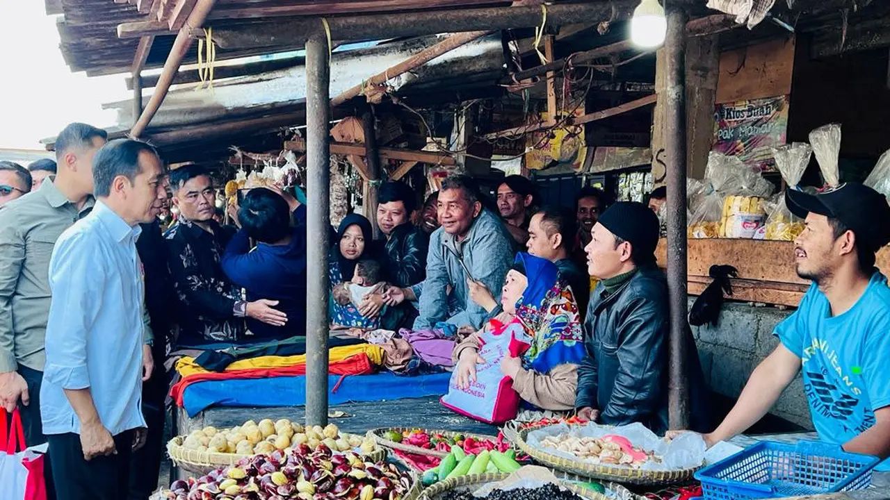 Presiden Joko Widodo atau Jokowi meninjau langsung harga sejumlah komoditas pangan di Pasar Tanjungsari, Kabupaten Sumedang, Provinsi Jawa Barat, Selasa (11/7/2023).