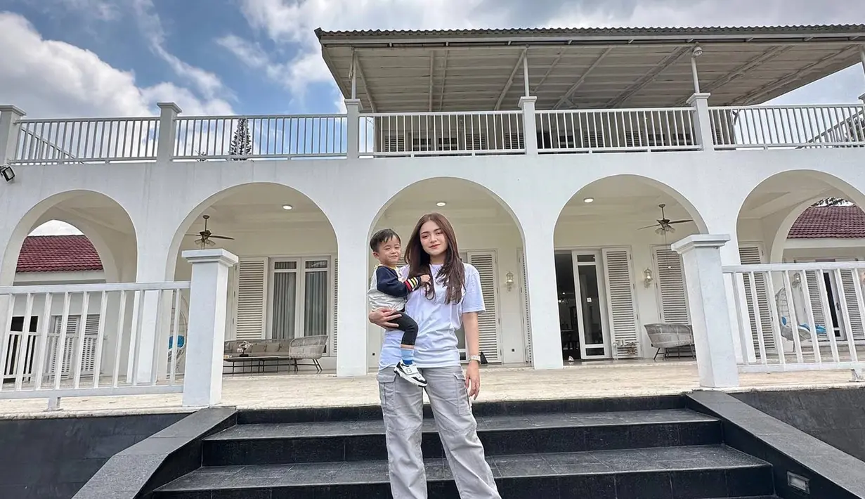 Di Bogor, Nathalie yang turut mengajak buah hatinya ini seru mengunjungi Puncak, dan menginap di sebuah villa mewah yang populer di kalangan artis. Kebersamaan keduanya ini banyak diabadikan dalam media sosial Instagram. (Liputan6.com/IG/@nathalieholscher)