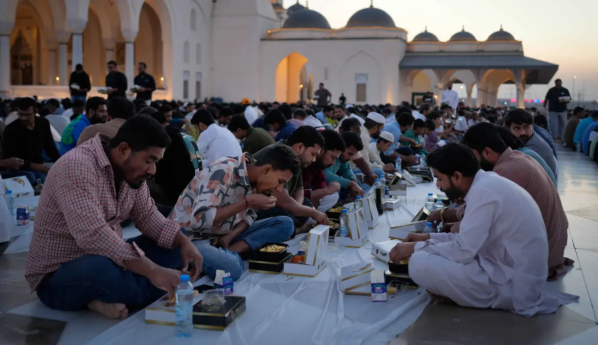 Masjid Agung Sharjah mengadopsi gaya Utsmaniyah (Ottoman) klasik dengan sentuhan modern. Tampak dalam foto, umat Muslim berbuka puasa selama bulan suci Ramadan di Masjid Agung Sharjah di Sharjah, dekat Dubai, Uni Emirat Arab, Jumat27 Februari 2026. (AP Photo/Altaf Qadri)