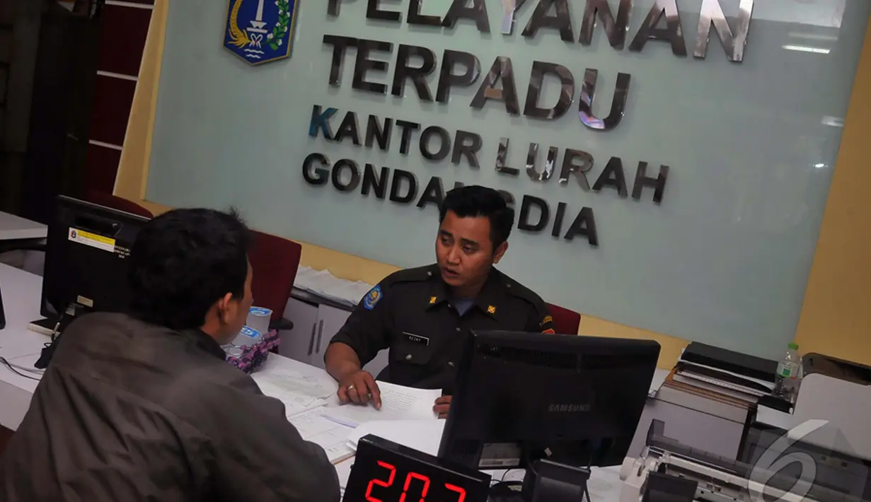 Petugas Kelurahan Gondangdia saat sedang menjelaskan pada warganya mengenai sistem Pelayanan Terpadu Satu Pintu (PTSP) di kantor lurah gondangdia, Jakarta, Senin (12/1/2015). (Liputan6.com/JohanTallo)