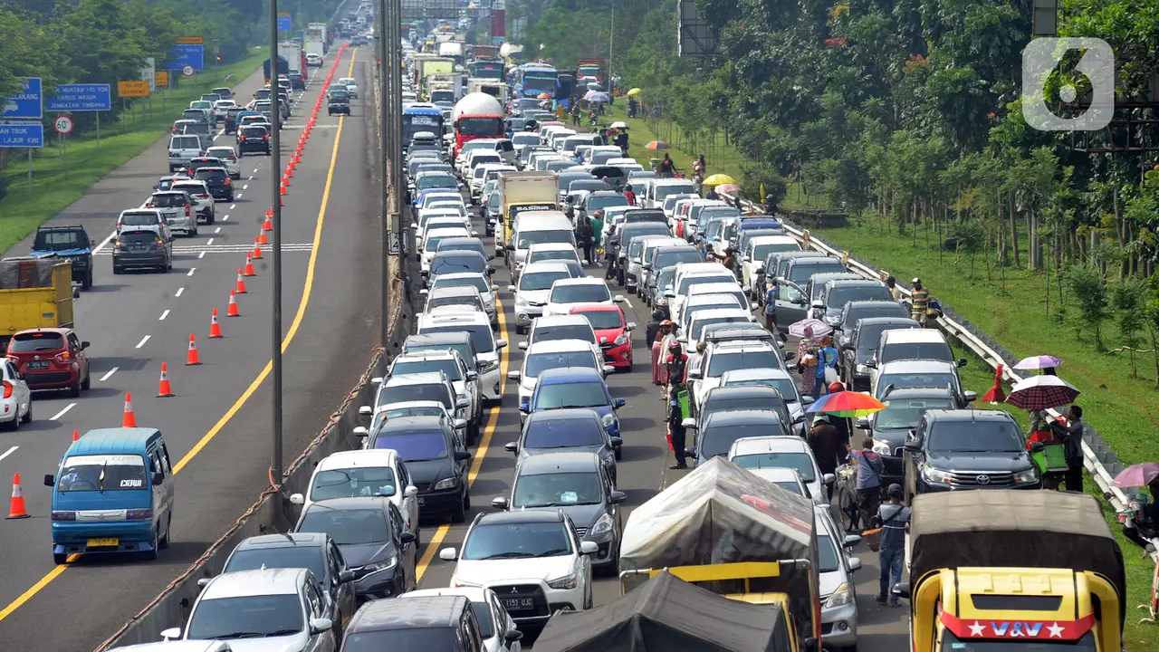 FOTO: Libur Panjang, Lalu Lintas Menuju Puncak Macet