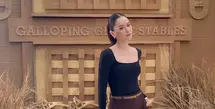 Alyssa Daguise hadir dengan gaya kasual, ia tampil mengenakan atasan long slevee hitam dipadukan celana panjang kecoklatan. Melengkapi tampilannya dengan belt Hermes abu-abu dan silleto heels hitam. Tak lupa ia membawa tas Hermes coklat model picotin lock seharga sekitar Rp73 jutaan. [@alyssadaguise]