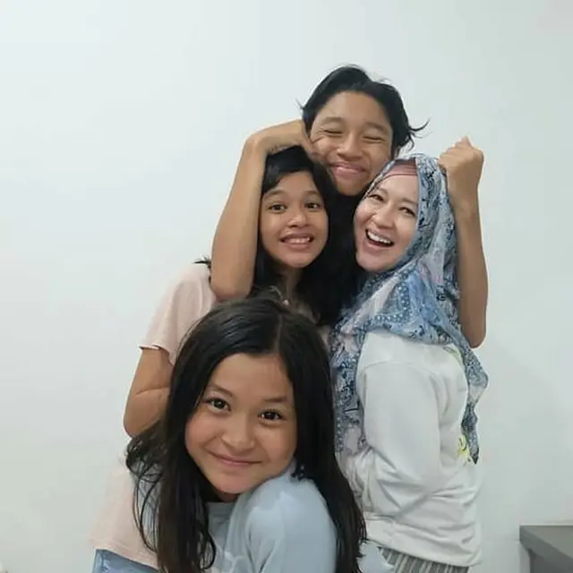 6 Potret Perubahan Penampilan Nasha Anaya Bareng Okie Agustina, Kecil Hingga Kini