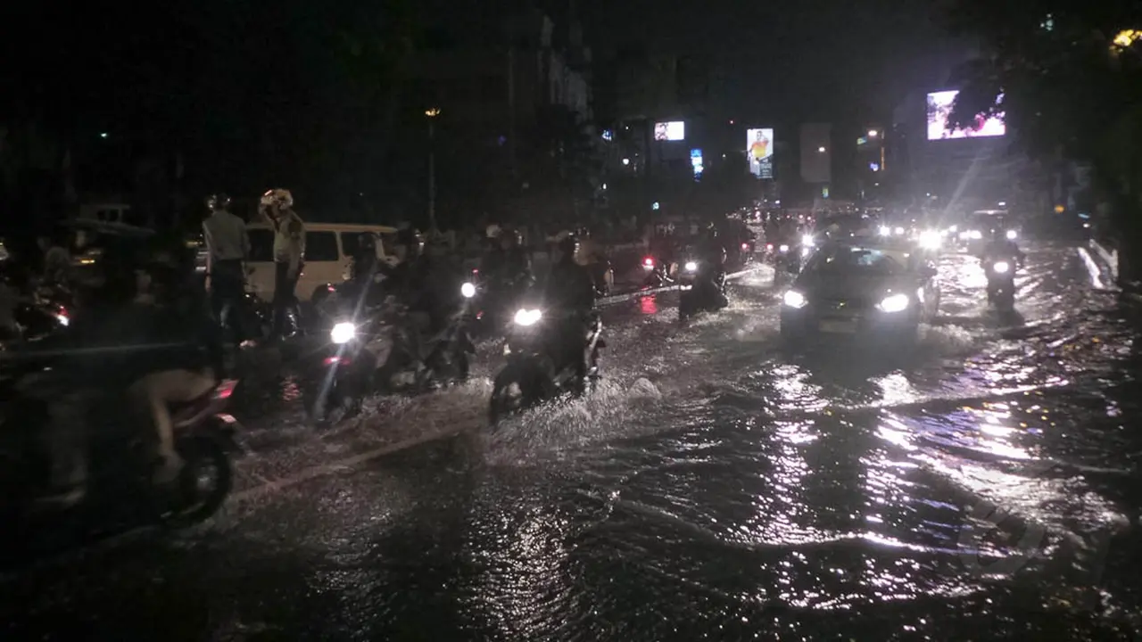 Gara-gara Genangan 60 Cm, Jalan Tendean Macet