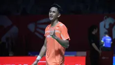 Pebulu tangkis tunggal putra Indonesia, Alwi Farhan, saat bertanding melawan Lakhsya Sen (India) pada babak 32 besar Indonesia Open 2026 di Istora Senayan, Jakarta, Selasa (2/6/2026). (Bola.com/M Iqbal Ichsan)