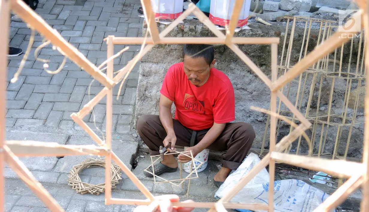 Warga menyelesaikan pembuatan lampion dari bambu atau biasa disebut 'teng-tengan'di Kampung Perbalan, Kelurahan Purwosari, Semarang, Minggu (12/5/2019). Selain sebagai penerangan, mainan khas Semarangan  ini juga bisa sebagai hiasan dan dijual dengan harga Rp 20 ribu per buah. (Liputan6.com/Gholib)