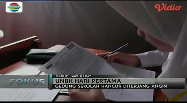 Di Garut, Jawa Barat, murid SMA Negeri 30 harus mengerjakan soal ujian di dalam tenda darurat karena gedung sekolah hancur. 