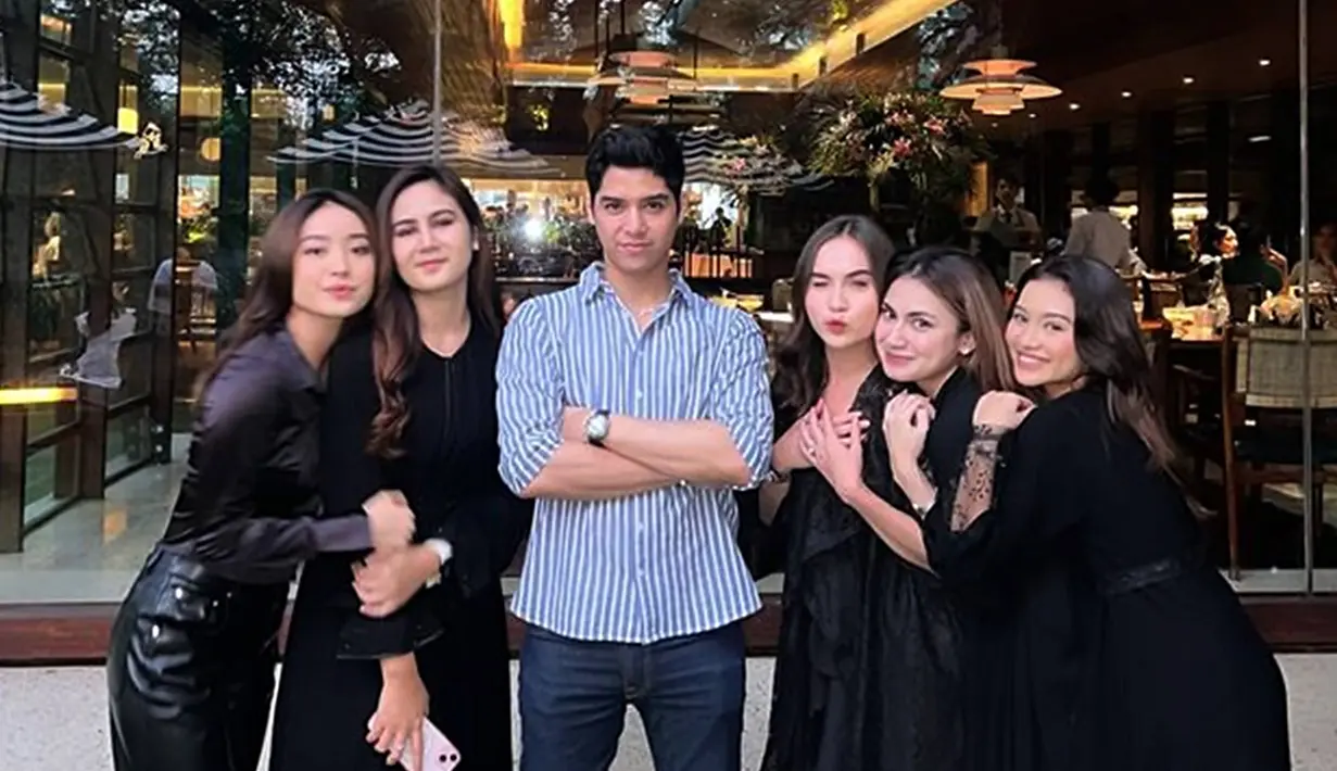 Drama series Little Mom menjadi salah satu series yang cukup populer. Melihat kebersamaan para pemainnya yang tetap kompak, meski sudah 3 tahun berlalu, membuat banyak netizen yang ingin ada kelanjutan dari series tersebut. (Liputan6.com/IG/@raisyabawazier)