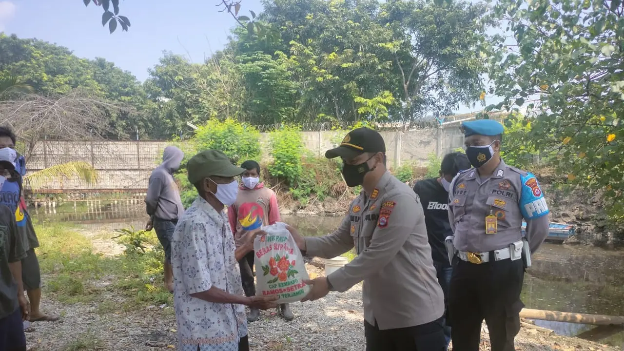 Nelayan Diberi Bantuan Beras Dan Di Ingatkan Prokes Covid-19. (Rabu, 04/08/2021).