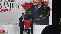Ketua Umum PSSI Erick Thohir (kiri) bersama Direktur Teknik Alexander Zwiers saat diperkenalkan kepada awal media di kawasan Senayan, Jakarta Pusat, Senin (25/8/2025). (Liputan6.com/Melinda Indrasari)