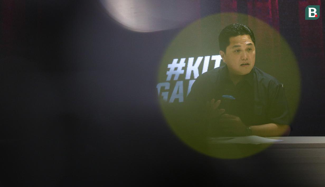 <p>Ketua Umum PSSI, Erick Thohir memberikan keterangan kepada wartawan saat konferensi pers perihal pembentukan Satgas PSSI yang berlangsung di GBK Arena, Senayan, Jakarta, Jumat (28/04/2023). (Bola.com/Bagaskara Lazuardi)</p>