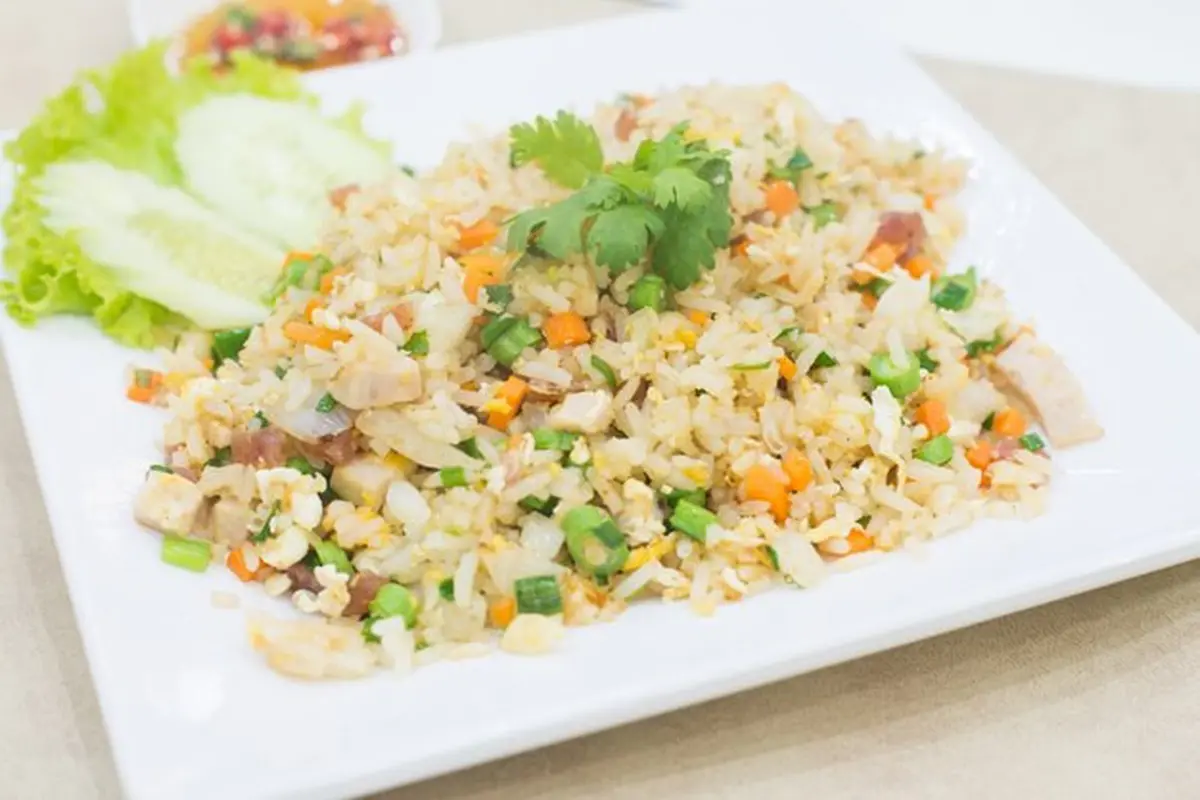 Sepiring nasi goreng tanpa kecap disertai sayuran (Foto Dok: Freepik/tirachard)