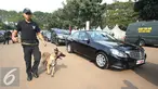 Anjing pelacak diterjunkan saat sterilisasi kendaraan yang akan digunakan dalam World Islamic Economic Forum (WIEF) ke-12 di Jakarta, Senin (1/8). WIEF ke-12 akan berlangsung di Jakarta pada 2-4 Agustus 2016. (Liputan6.com/Immanuel Antonius)