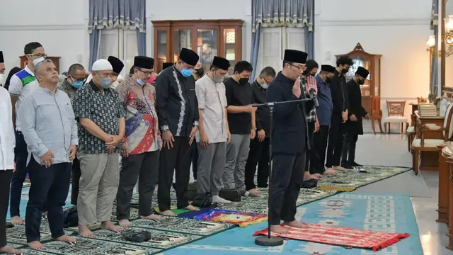 Warga Rela Antre Sampaikan Bela Sungkawa untuk Keluarga Ridwan Kamil
