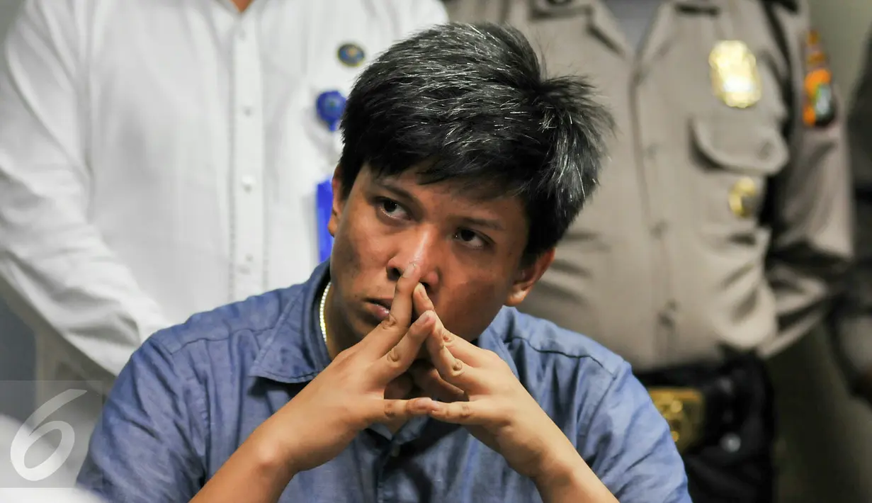 Bupati Ogan Ilir, Ahmad Wazir Noviadi ditetapkan BNN positif menggunakan narkoba, Jakarta, Senin (14/3/2016). Selain Bupati tersebut, empat orang lainnya yang ditangkap juga dinyatakan positif menggunakan narkoba. (Liputan6.com/Yoppy Renato)