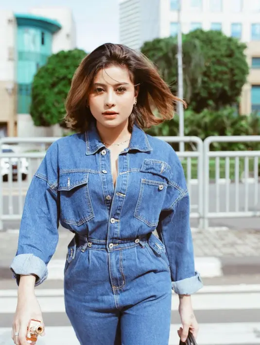 Gaya jadul yang hingga kini masih eksis, setelan serba denim dari Awkarin ini bisa menunjukkan penampilan santai namun tetap menawan. (Liputan6.com/IG/@awkarin)