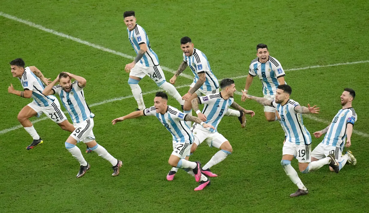 Para pemain Argentina merayakan kemenangan atas Prancis pada pertandingan sepak bola final Piala Dunia 2022 di Stadion Lusail, Lusail, Qatar, 18 Desember 2022. Bermain imbang 3-3 selama 120 menit, Prancis akhirnya tumbang 2-4 dari Argentina dalam drama adu penalti. (AP Photo/Christophe Ena)