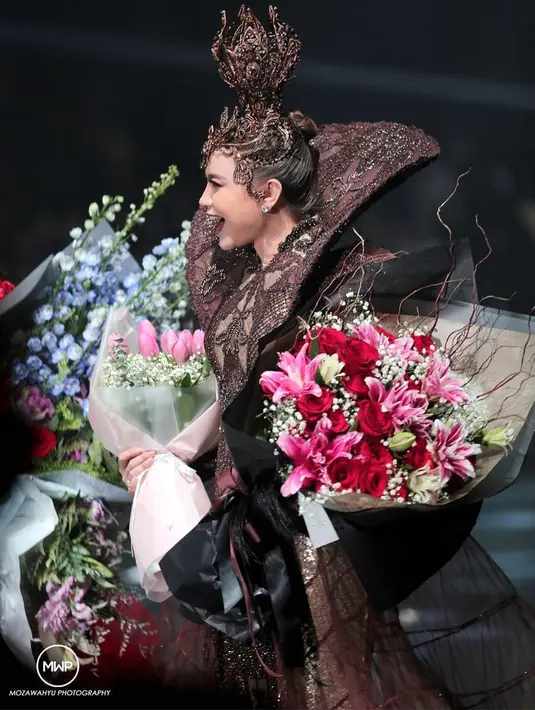 Tidak biasanya, kali ini Rossa tampil begitu mempesona saat berada di atas panggung. Ia  mengenakan sebuah kostum yang membuat dirinya mirip dengan seorang penyihir. (Instagram/itsrosa910)