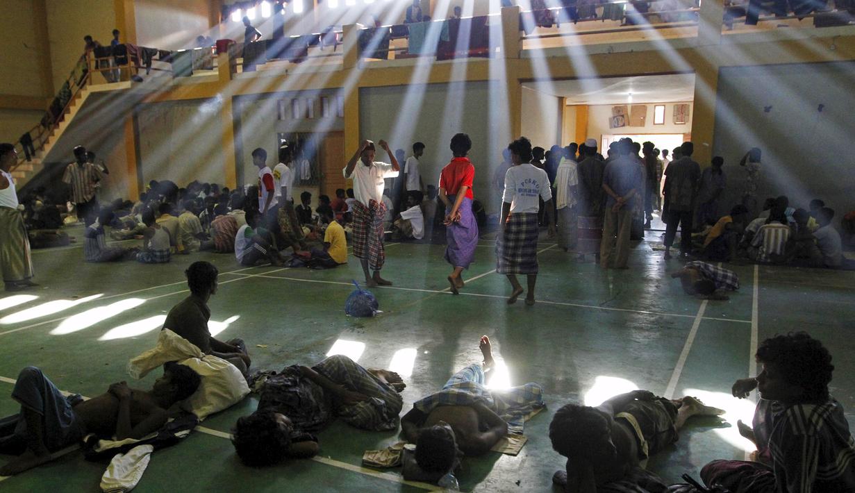 Ratusan imigran Rohingya berada di Gedung Olahraga (GOR) Lhoksukon, Aceh, Senin (11/5/2015). Sekitar 500 migran terdampar di pantai Aceh setelah terapung-apung di laut selama sebulan karena kehabisan bahan bakar. (REUTERS/Roni Bintang)