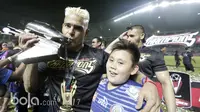 Pemain Arema FC, Christian Gonzales meraih sepatu emas saat timnya meraih juara  Piala Presiden 2017 di Stadion Pakansari, Bogor, Minggu (12/3/2017). (Bola.com/Nicklas Hanoatubun)