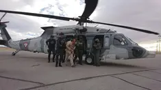 Gembong narkoba asal Meksiko, Joaquin "El Chapo" Guzman dikawal ketat jelang diekstradisi ke New York, di Ciudad Juarez, Meksiko, (19/1). Guzman adalah pemimpin kartel Sinaloa yang sering mengirim narkotika ke AS. (AFP Photo/Mexican Interior Ministry)