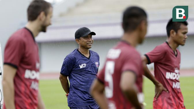 Pelatih Persita Tangerang, Widodo Cahyono Putro, saat sesi latihan jelang laga Shopee Liga 1 di Stadion Sport Center Tangerang, Kamis, (5/3/2020). Persita akan berhadapan dengan PSM Makassar. (Bola.com/M Iqbal Ichsan)