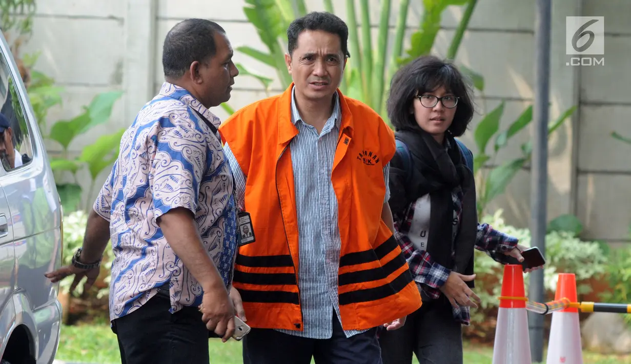Konsultan Lippo Group, Fitra Djaja Purnama tiba untuk pemeriksaan di Gedung KPK, Jakarta, Selasa (27/11). Fitra diperiksa sebagai tersangka kasus dugaan suap pengurusan perizinan proyek pembangunan Meikarta di Kabupaten Bekasi. (Merdeka.com/Dwi Narwoko)