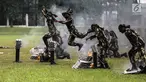 Personel Kopassus menunjukkan aksi bela diri saat upacara penyerahan satuan Komando Pasukan Khusus (Kopassus) dari Mayjen TNI Madsuni kepada Mayjen TNI Eko Margiyono di  Lapangan Mako Kopassus, Jakarta, Jumat (23/3). (Liputan6.com/Faizal Fanani)